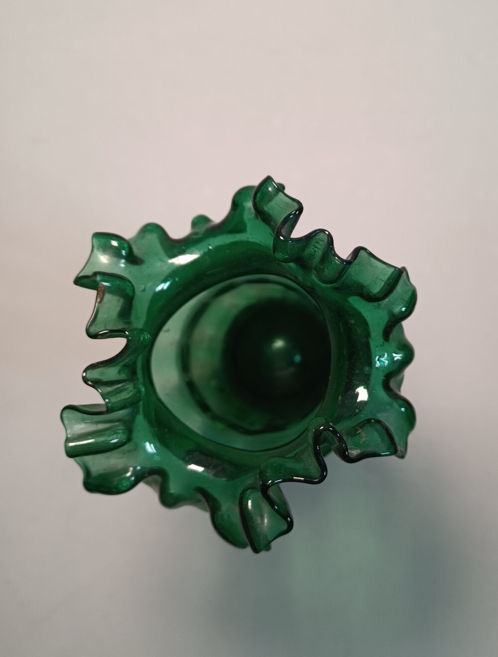 Fenton Style Green Hand-Painted Glass Ruffled Vase Beautiful Victorian Style - Picture 6 of 11